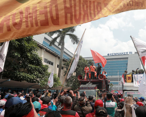 Demo Buruh Geruduk Kemenaker .jpg