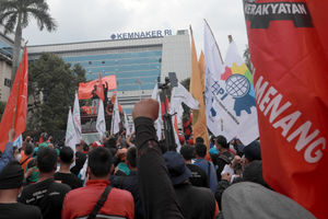 Demo Buruh Geruduk Kemenaker .jpg