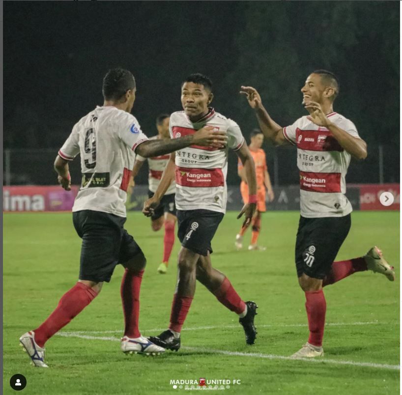 Madura United antisipsai gol cepat Borneo FC.