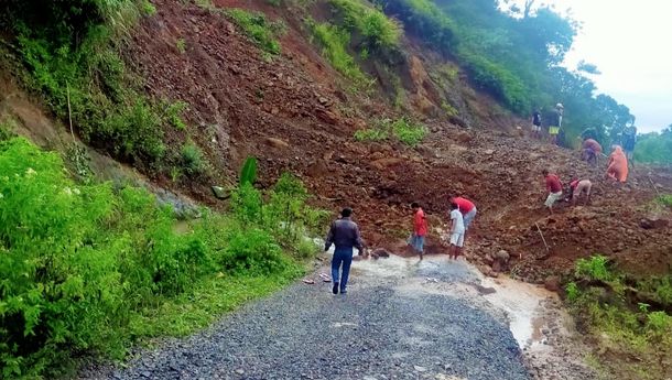   Sepanjang 25 Meter Badan Jalan Tertimbun Longsor, Jalur Ndiuk - Noa Putus Total