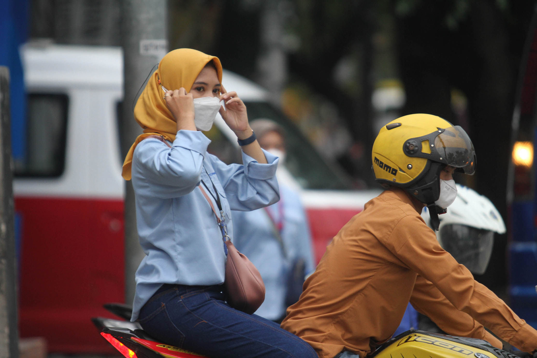 Nampak sejumlah karyawan pabrik usai jam kerja di kawasan PT Panarub Kota Tangerang, Kamis 17 Februari 2022. Foto : Panji Asmoro/TrenAsia