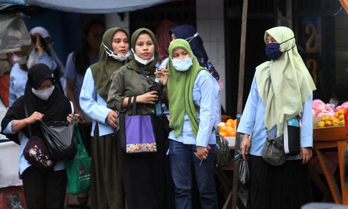 Nampak sejumlah karyawan pabrik usai jam kerja di kawasan PT Panarub Kota Tangerang, Kamis 17 Februari 2022. Foto : Panji Asmoro/TrenAsia