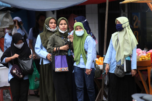 Nampak sejumlah karyawan pabrik usai jam kerja di kawasan PT Panarub Kota Tangerang, Kamis 17 Februari 2022. Foto : Panji Asmoro/TrenAsia