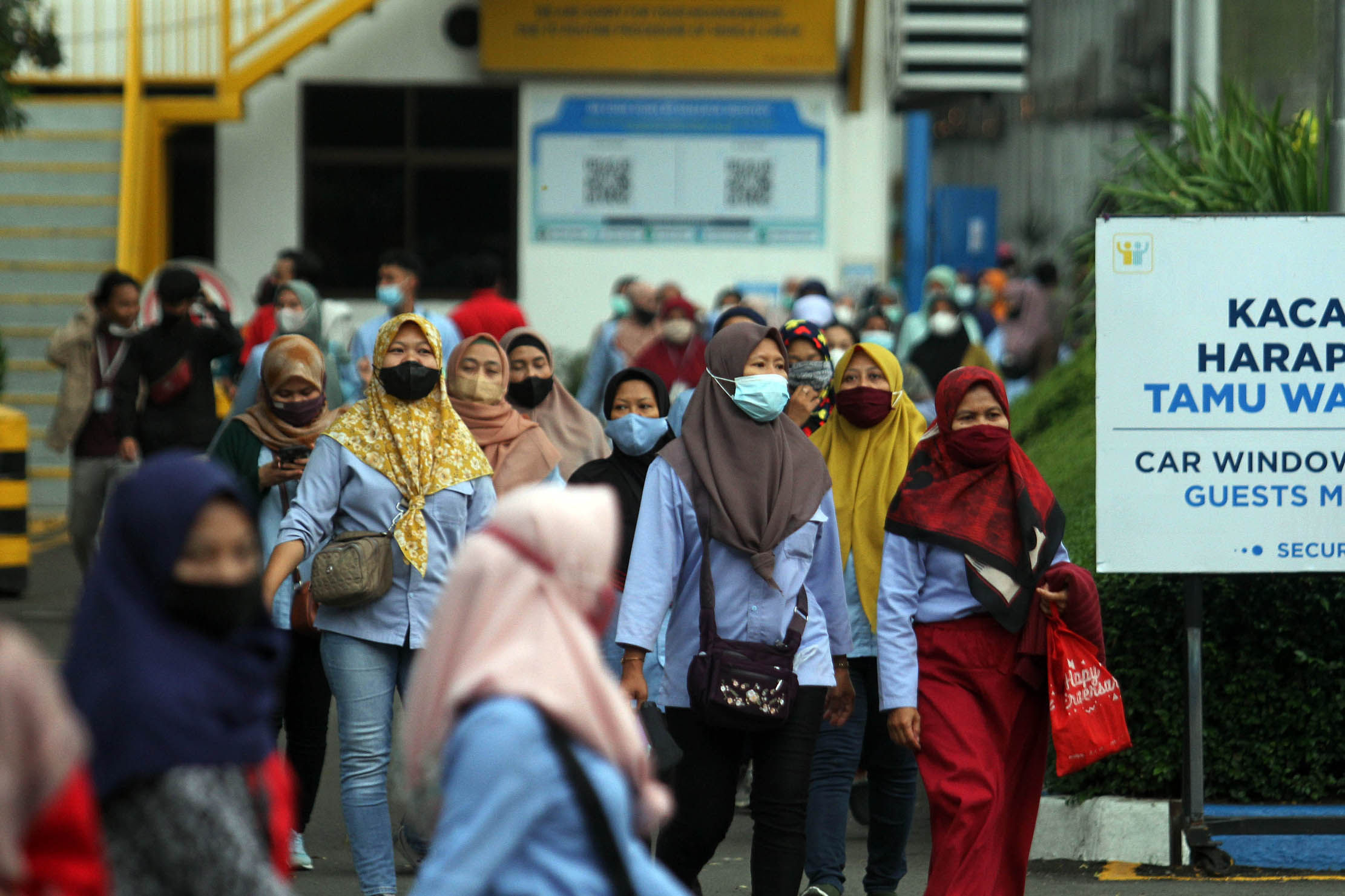 Nampak sejumlah karyawan pabrik usai jam kerja di kawasan PT Panarub Kota Tangerang, Kamis 17 Februari 2022. Foto : Panji Asmoro/TrenAsia