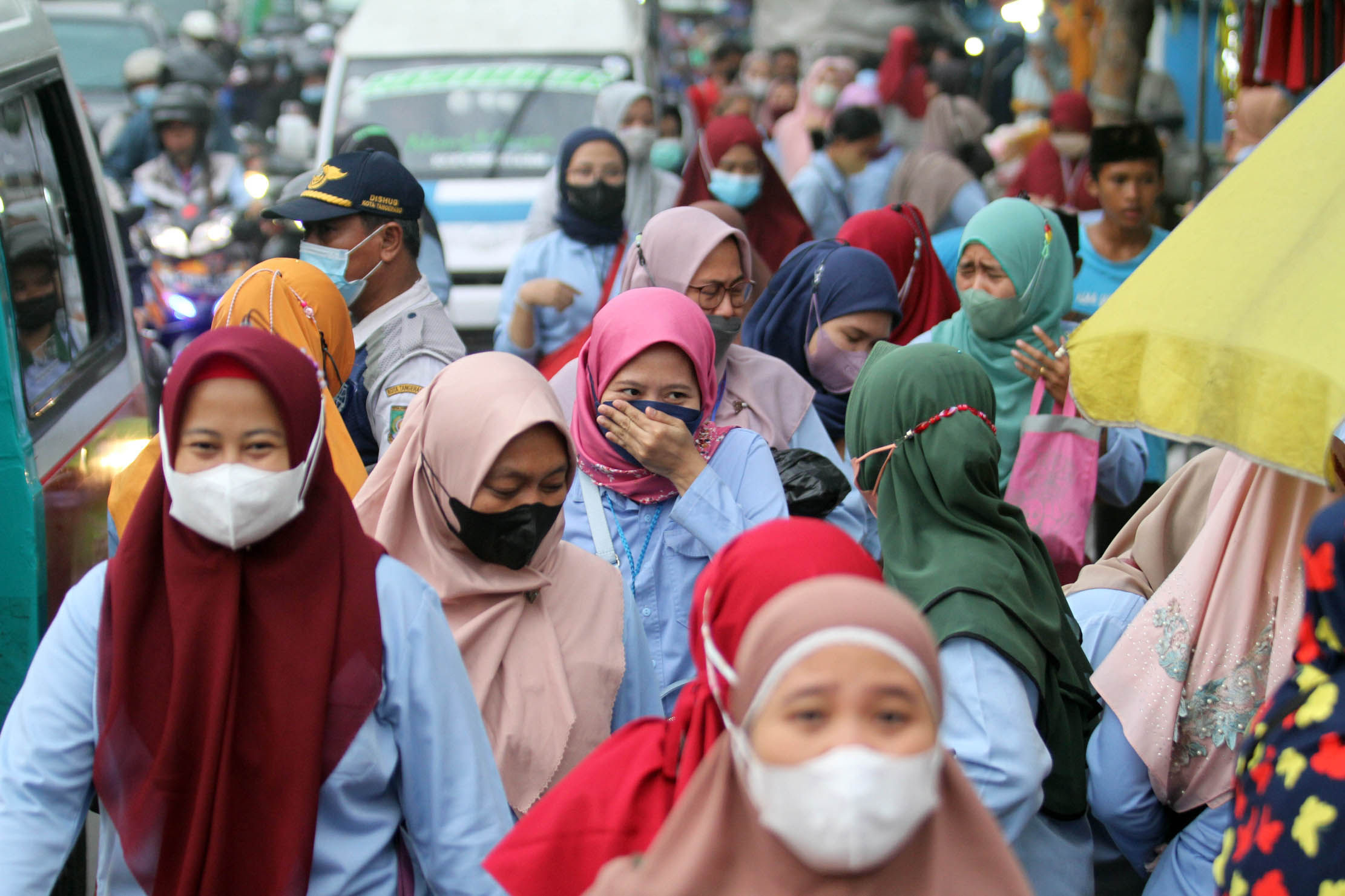 Para karyawan pabrik usai jam kerja di kawasan PT Panarub Kota Tangerang, Kamis 17 Februari 2022. Foto : Panji Asmoro/TrenAsia