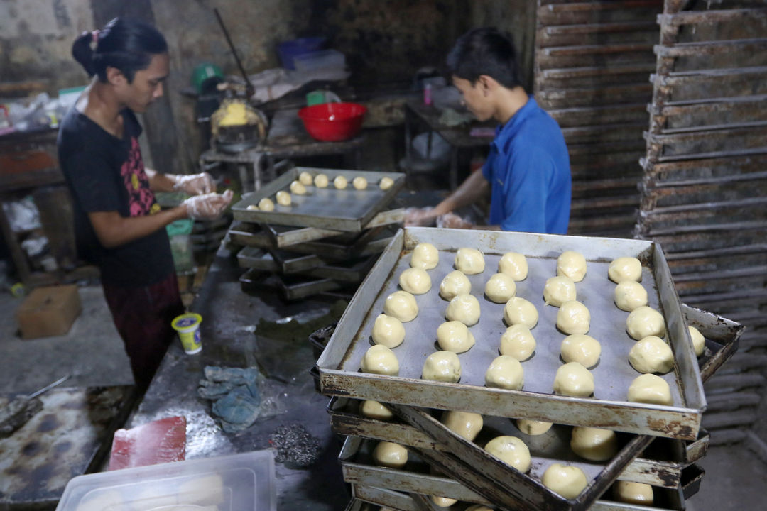 Pekerja menyelesaikan pembuatan kue kering di sebuah industri rumahan kawasan Kebayoran Lama, Jakarta, Jum'at, 18 Februari 2022. Foto: Ismail Pohan/TrenAsia