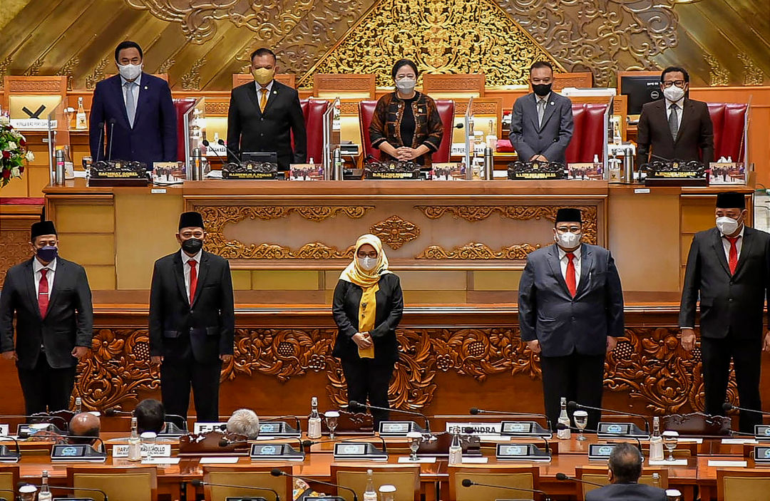 Ketua DPR RI, Puan Maharani bersama Wakil Ketua DPR RI, Rahmad Gobel, Lodewijk F Paulus, Sufmi Dasco Ahmad, dan Muhaimin Iskandar memimpin Rapat Paripurna DPR Ke-16 Masa Persidangan III Tahun 2021-2022 di Kompleks Parlemen, Senayan, Jakarta Pusat, Jumat 18 Februari 2022. Dalam rapat Paripurna tersebut, DPR menetapkan tujuh Anggota KPU dan lima Anggota Bawaslu 2022-2027.Foto : Panji Asmoro/TrenAsia