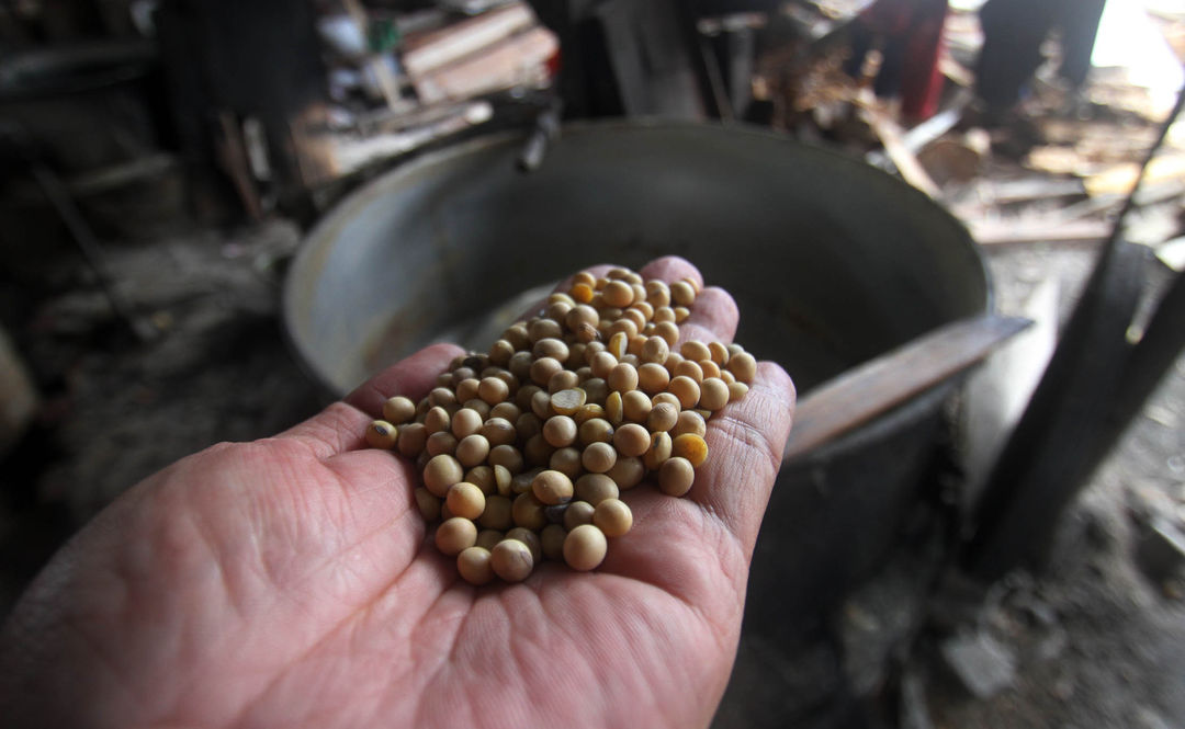 Nampak pekerja membereskan peralatan di sebuah pabrik tahu yang tengah mogok produksi di kawasan Cipondoh Kota Tangerang, Senin 2022. Foto : Panji Asmoro/TrenAsia