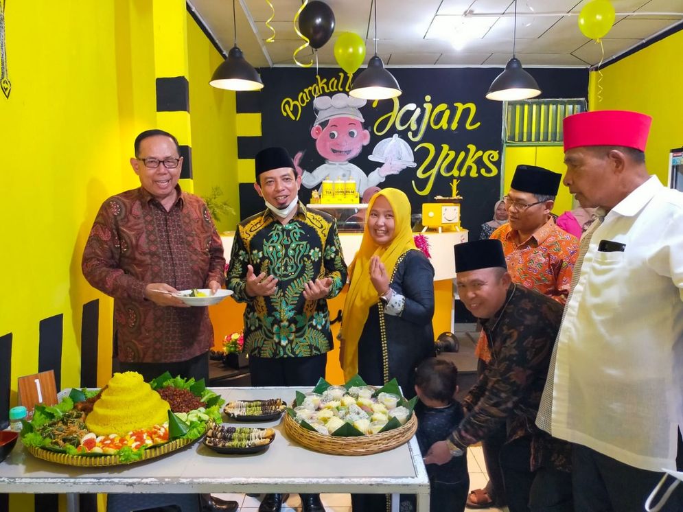 Jajan Yuks kini menjadi salah satu tempat makan favorit baru di Kota Bengkulu. Peresmiannya dilakukan oleh Wakil Walikota Bengkulu, Dr. Dedy Wahyudi, MM beberapa waktu lalu. 