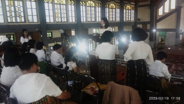 Suara Merdu Guru-Guru SDK Ruteng VI Semarakkan Misa Inkultarasi di Katedral Ruteng