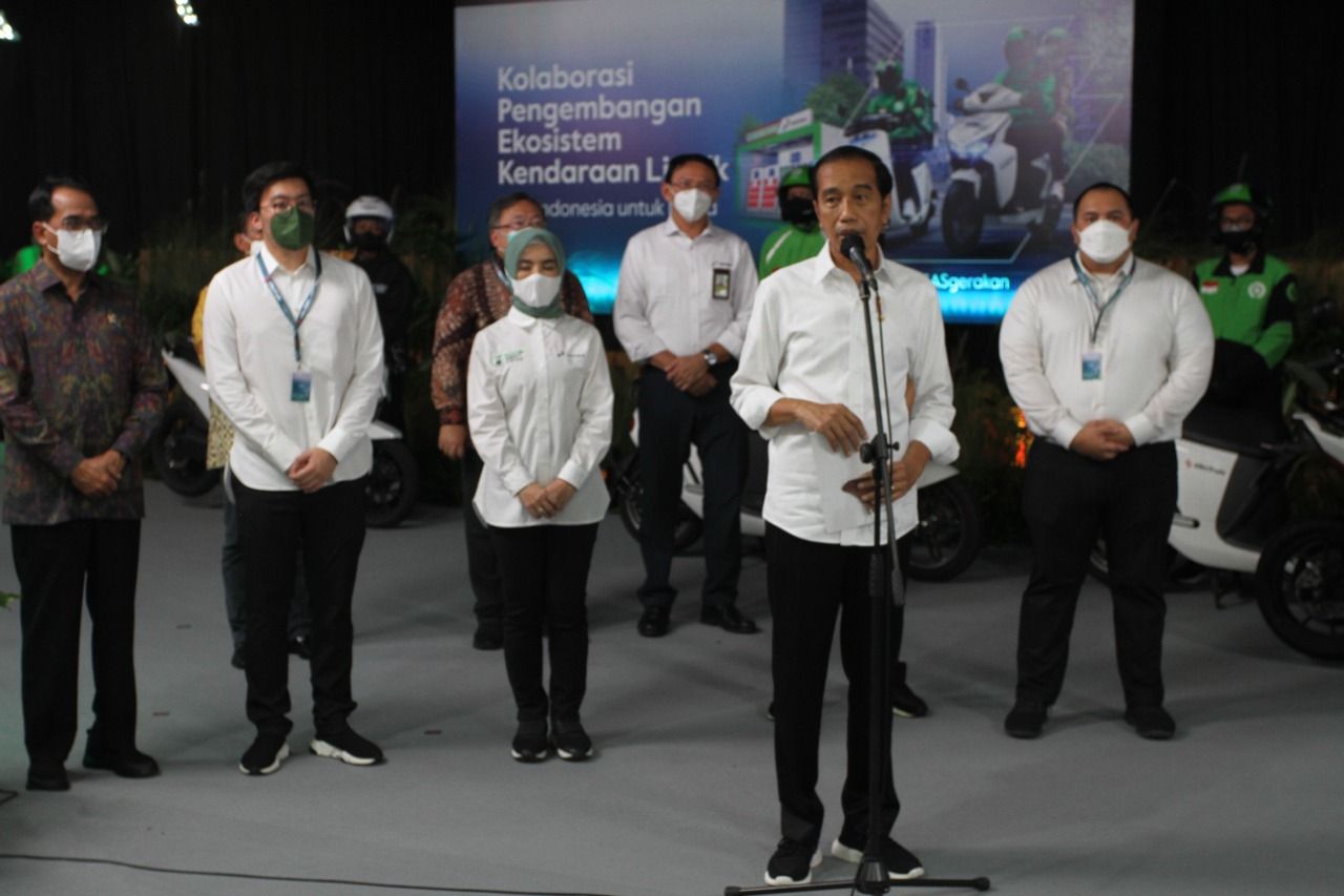 Presiden Joko Widodo saat meresmikan peluncuran ekosistem kendaraan listrik di Jakarta, Selasa (22/2/2022).