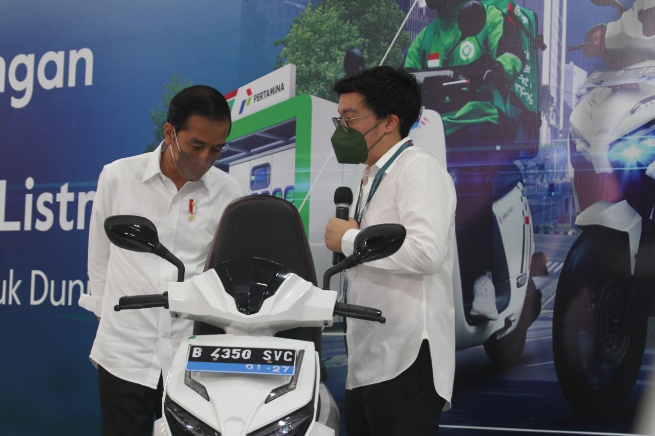 Presiden Joko Widodo didampingi Direktur Electrum dan CEO serta Co-Founder Gojek Kevin Aluwi melihat dari dekat kendaraan listrik.