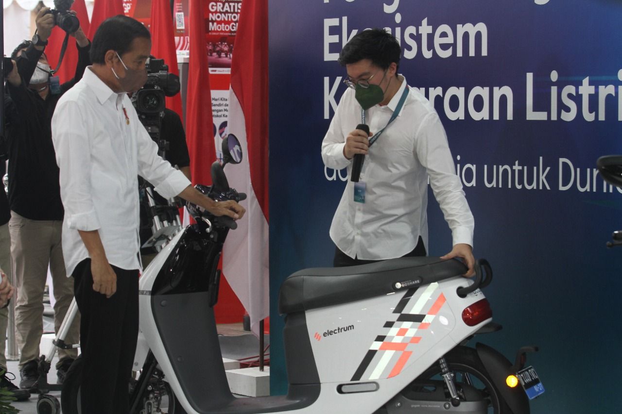 Presiden Joko Widodo mendapat penjelasan dari Direktur Electrum dan CEO serta Co-Founder Gojek Kevin Aluwi mengenai kendaraan listrik.