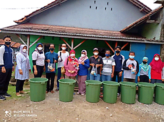 Upaya Tekan Stunting, Tim Dosen Mengabdi IPB Beri Pelatihan Budi Daya Ikan di Dalam Ember
