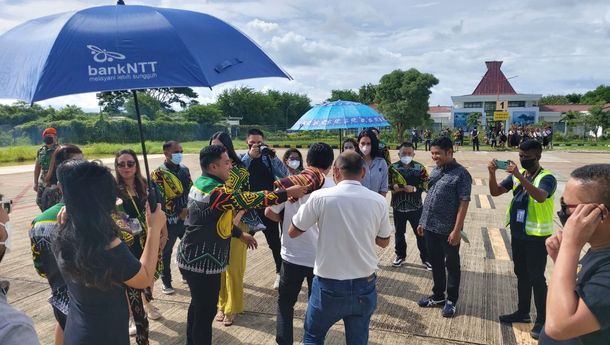 Mardani H Maming Ketua Umum HIPMI Disambut di Bandara Eltari, Kupang