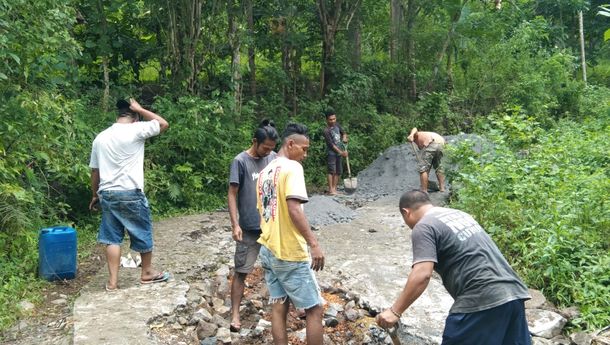 Warga Desa Pong Ruan, Matim Bergotong Royong Perbaiki Jalan Rusak