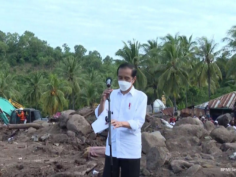 Keterangan Pers Presiden Joko Widodo di lokasi terdampak tanah longsor, Kabupaten Flores Timur, NTT, 9 April 2021.