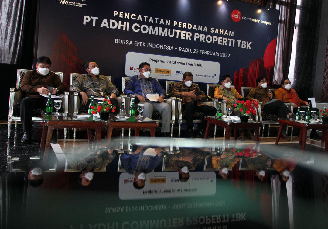 Direktur Utama Adhi Karya Entus Asnawi Mukhson bersama jajaran direksi ADCP usai pelaksanaan Pencatatan Saham Perdana (IPO) Perseroan di Jakarta, Rabu 23 Februari 2022. Foto : Panji Asmoro/TrenAsia