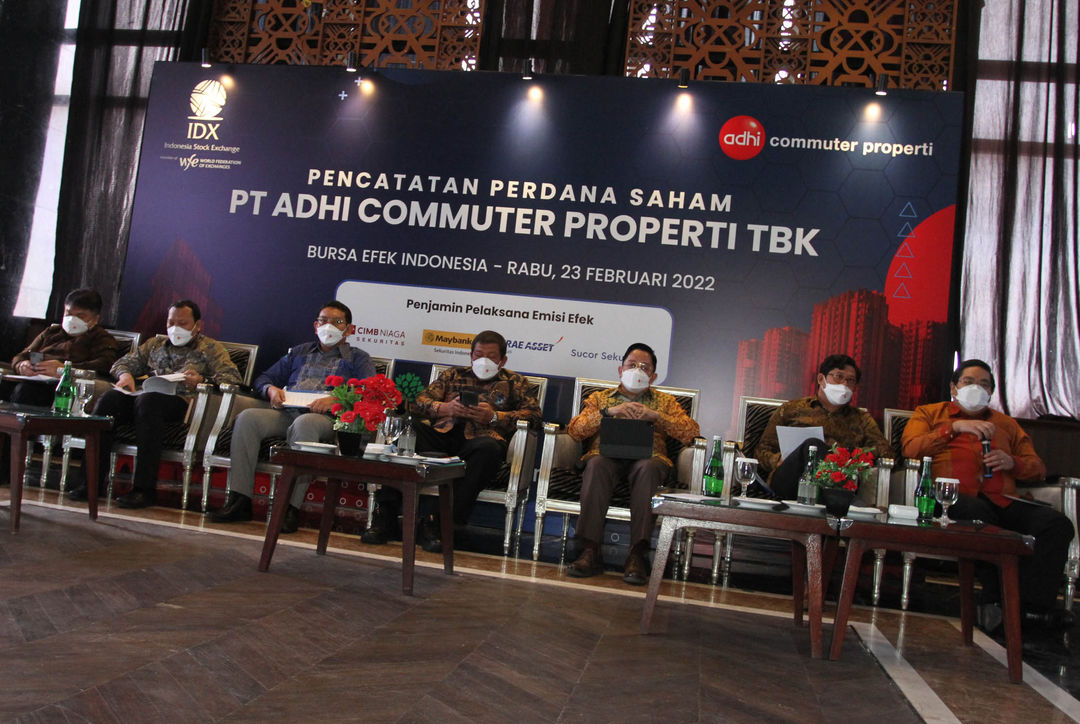 Direktur Utama Adhi Karya Entus Asnawi Mukhson bersama jajaran direksi ADCP usai pelaksanaan Pencatatan Saham Perdana (IPO) Perseroan di Jakarta, Rabu 23 Februari 2022. Foto : Panji Asmoro/TrenAsia