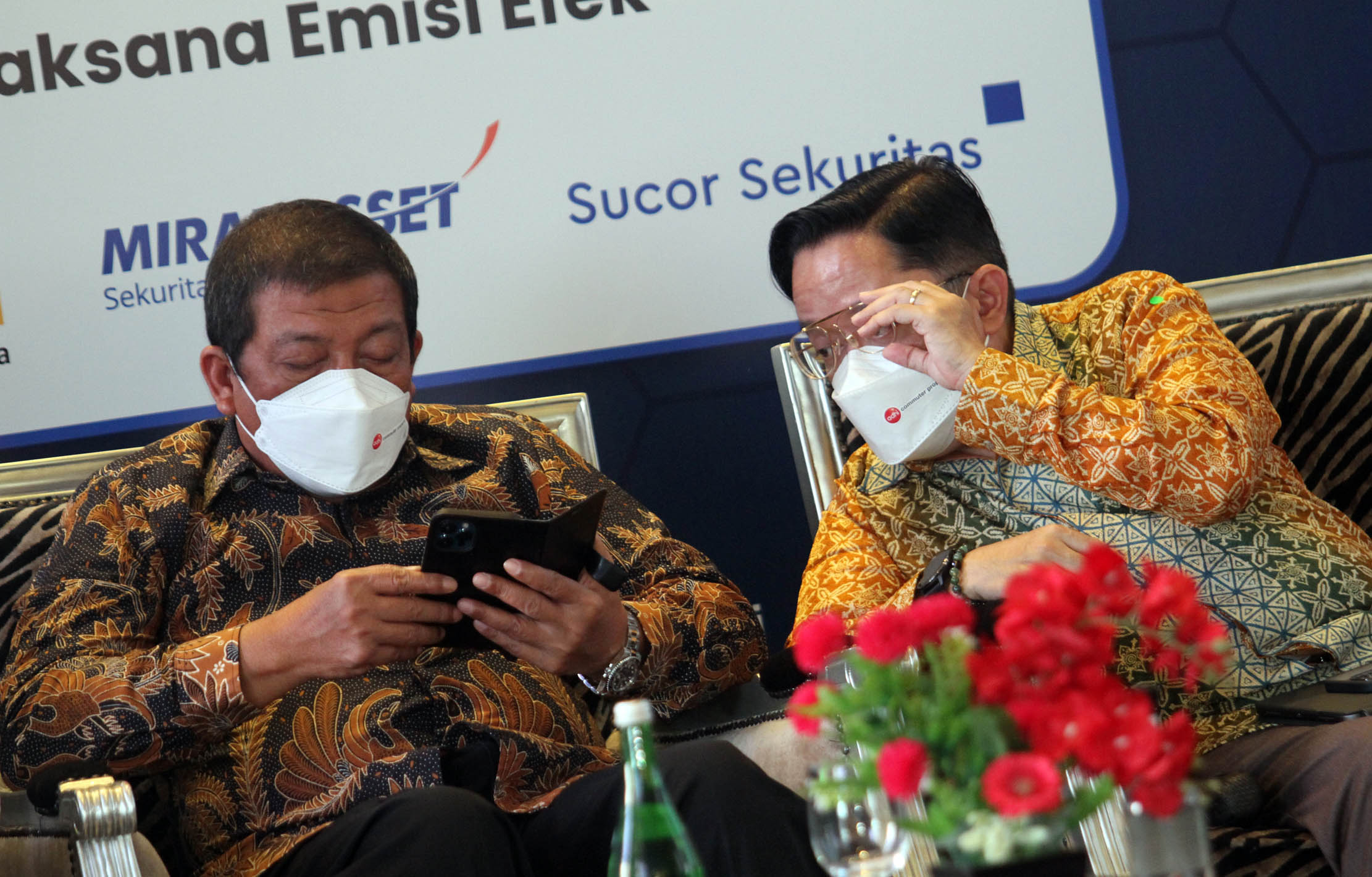 Direktur Utama Adhi Karya Entus Asnawi Mukhson (kiri) dan Direktur Utama ADCP Rizkan Firman (kanan) memantau pergerakan harga saham PT Adhi Commuter Properti Tbk usai pencatatan saham perdana di Jakarta Rabu 23 Februari 2022. Foto : Panji Asmoro/TrenAsia