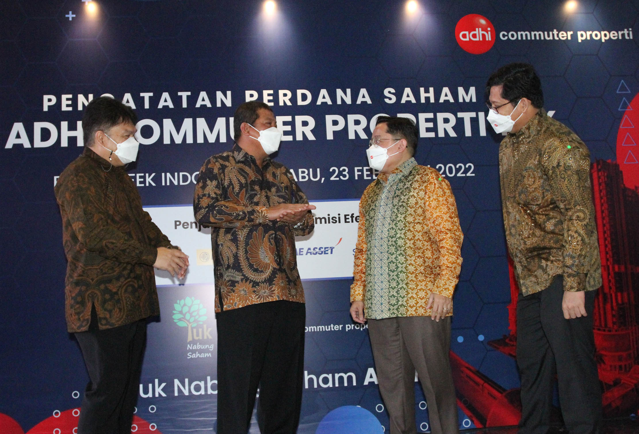 Direktur Pemasaran PT Adhi Commuter Properti Tbk (ADCP) Indra Syahruzza (paling kiri), Direktur Utama Adhi Karya Entus Asnawi Mukhson (kedua dari kiri), Direktur Utama ADCP Rizkan Firman (kedua dari kanan), dan  Direktur Pengembangan Bisnis ADCP Rozi Sparta (paling kanan) berfoto bersama usai pelaksanaan Pencatatan Saham Perdana (IPO) Perseroan di Jakarta, Rabu 23 Februari 2022. Foto : Panji Asmoro/TrenAsia