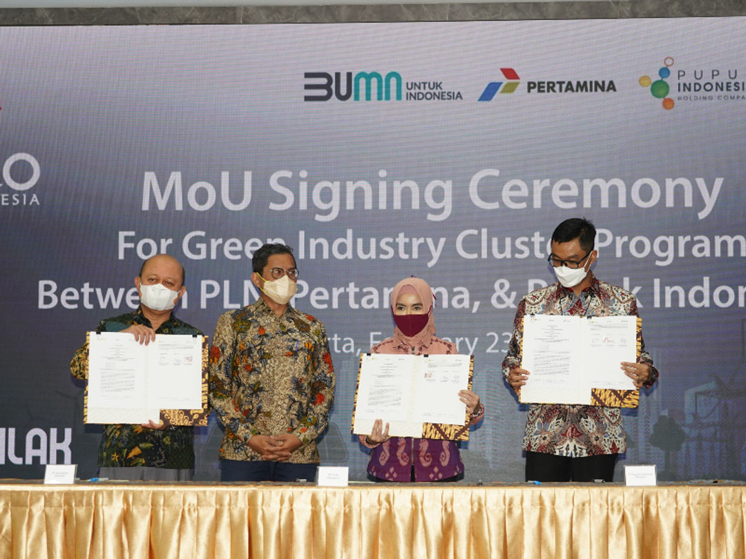 PT Perusahaan Listrik Negara (Persero), PT Pertamina (Persero) dan PT Pupuk Indonesia
melakukan penandatanganan Nota Kesepahaman (MoU) tentang Sinergi BUMN untuk mewujudkan Green Industry Cluster melalui Penyediaan Energi dalam pengembangan green hydrogen dan green ammonia di Jakarta, Rabu, 23 Februari 2022.