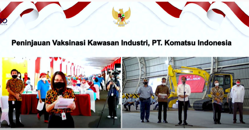 Presiden Joko Widodo meninjau pelaksanaan vaksinasi booster di kawasan industri PT Komatsu Indonesia, Jakarta, Kamis, 24 Februari 2022.