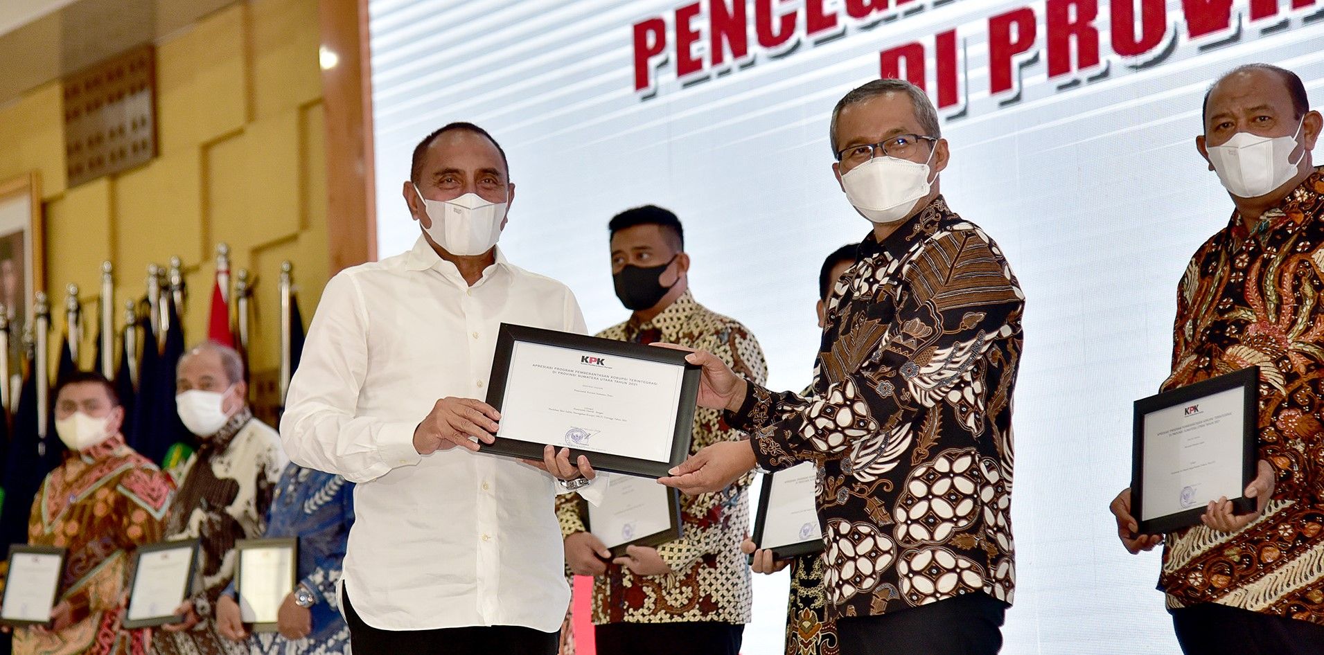 Gubernur Sumut Edy Rahmayadi menerima penghargaan dari Wakil Ketua KPK Alexander Marwata