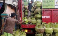 Pekerja melakukan bongkar muat tabung gas elpiji 3kg di salah satu agen kawasan Tangerang, Banten, Kamis, 24 Februari 2022. Foto: Ismail Pohan/TrenAsia