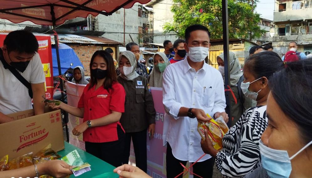 Sekda Palembang memberikan minyak goreng dengan harga subsidi kepada pembeli