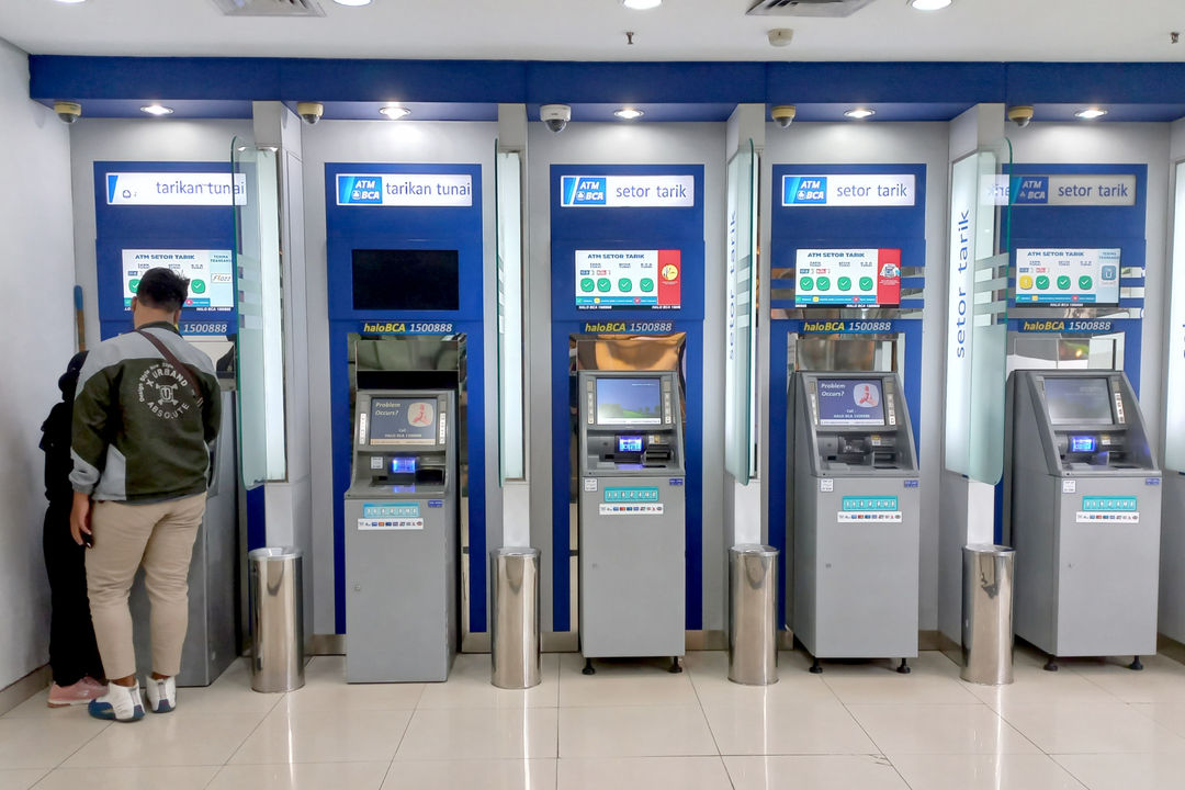 Nasabah melakukan transaksi menggunakan mesin anjungan tunai mandiri (ATM) di salah satu ATM Center di Jakarta, Kamis, 24 Februari 2022. Foto: Ismail Pohan/TrenAsia