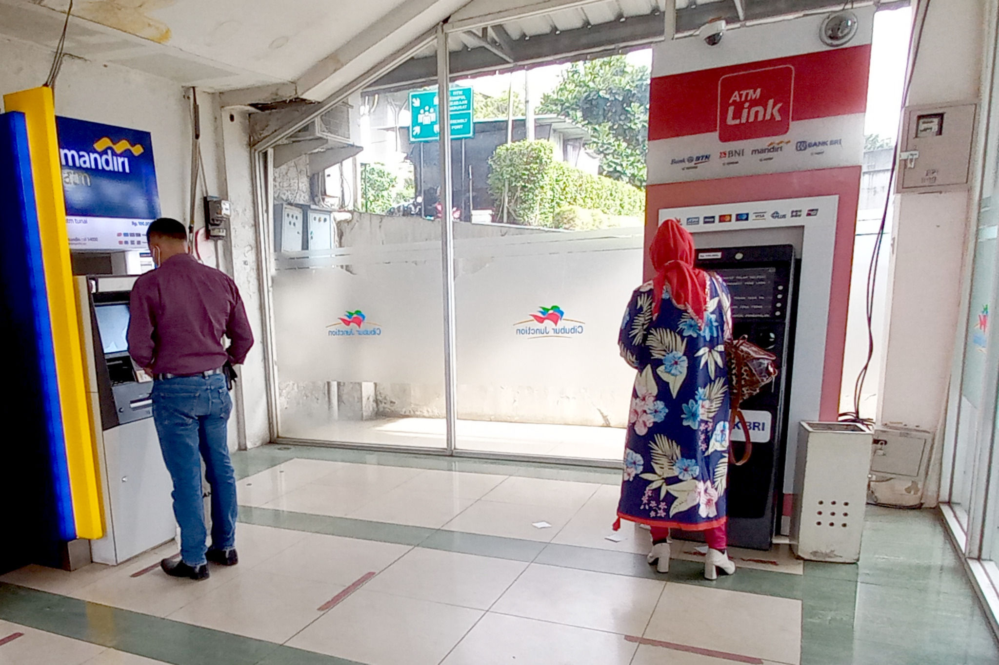 Nasabah melakukan transaksi menggunakan mesin anjungan tunai mandiri (ATM) di salah satu ATM Center di Jakarta, Kamis, 24 Februari 2022. Foto: Ismail Pohan/TrenAsia