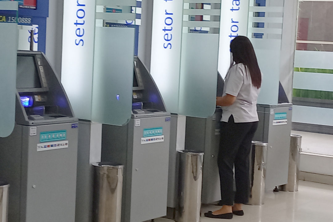 Nasabah melakukan transaksi menggunakan mesin anjungan tunai mandiri (ATM) di salah satu ATM Center di Jakarta, Kamis, 24 Februari 2022. Foto: Ismail Pohan/TrenAsia