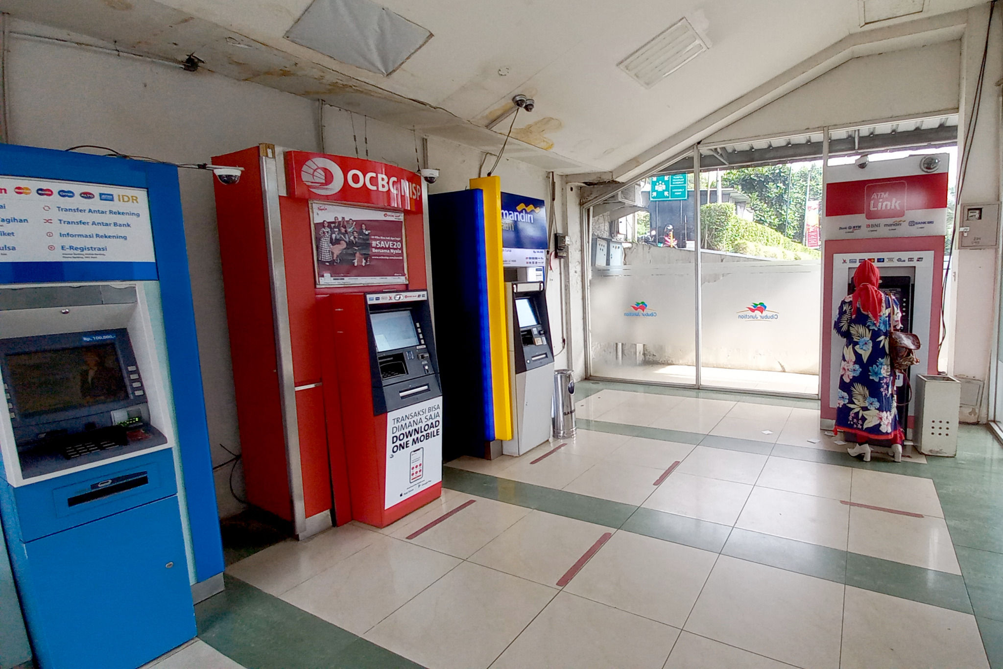 Nasabah melakukan transaksi menggunakan mesin anjungan tunai mandiri (ATM) di salah satu ATM Center di Jakarta, Kamis, 24 Februari 2022. Foto: Ismail Pohan/TrenAsia
