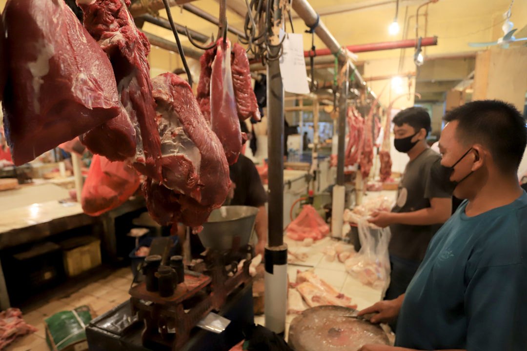 Calon pembeli melihat daging di lapak pedagang los daging di pasar Kebayoran Lama, Jakarta Selatan, Jum'at, 25 Februari 2022. Foto: Ismail Pohan/TrenAsia