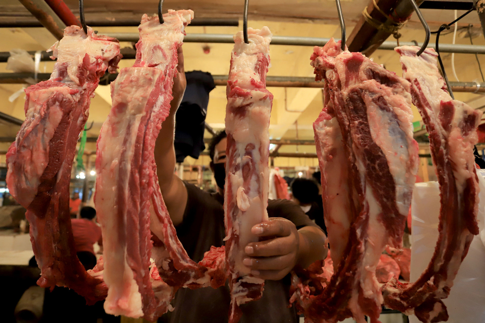 Pedagang beraktivitas di lapaknya los daging di pasar Kebayoran Lama, Jakarta Selatan, Jum'at, 25 Februari 2022. Foto: Ismail Pohan/TrenAsia