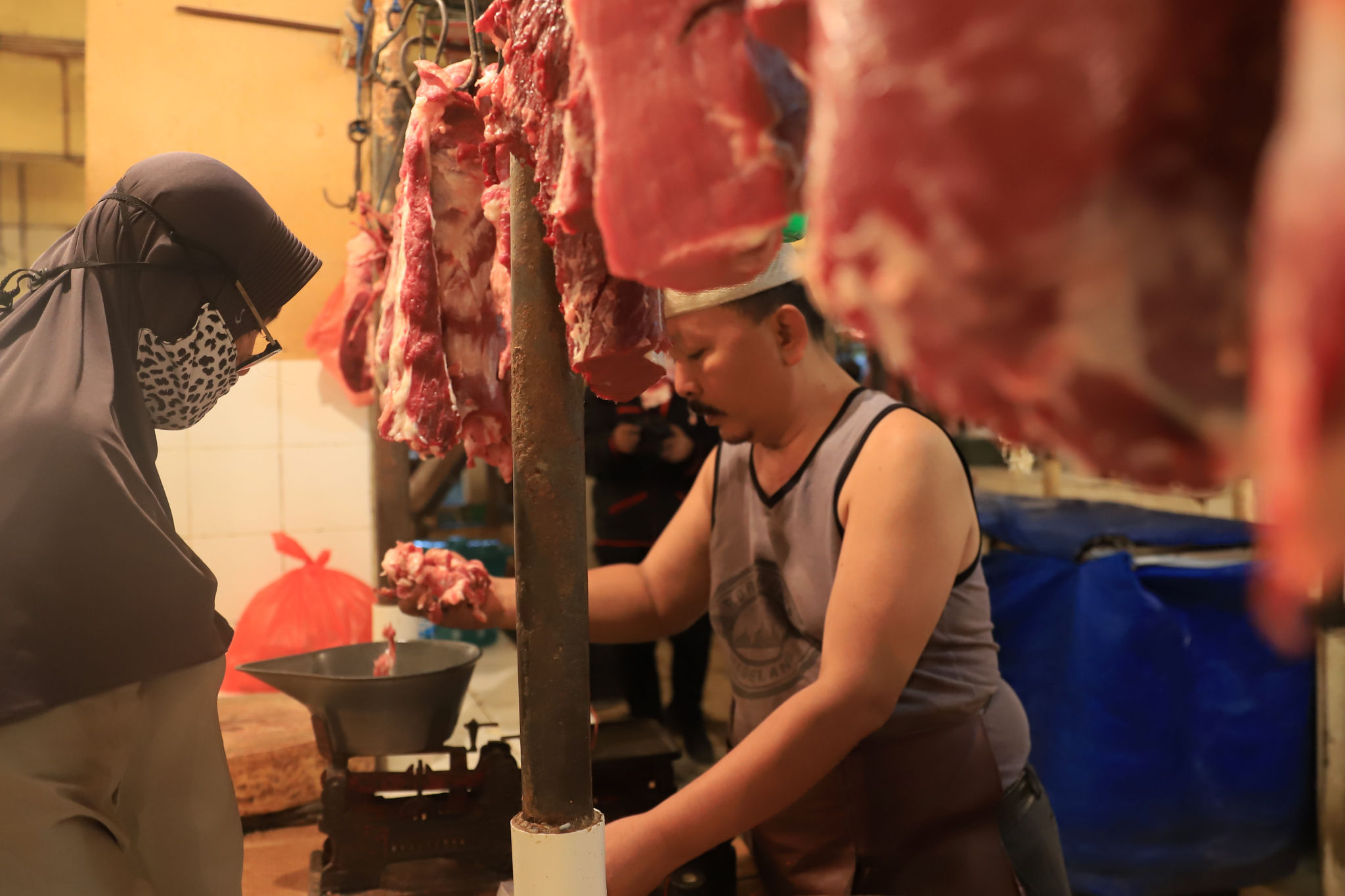 Pedagang melayani calon pembeli di lapaknya los daging di pasar Kebayoran Lama, Jakarta Selatan, Jum'at, 25 Februari 2022. Foto: Ismail Pohan/TrenAsia