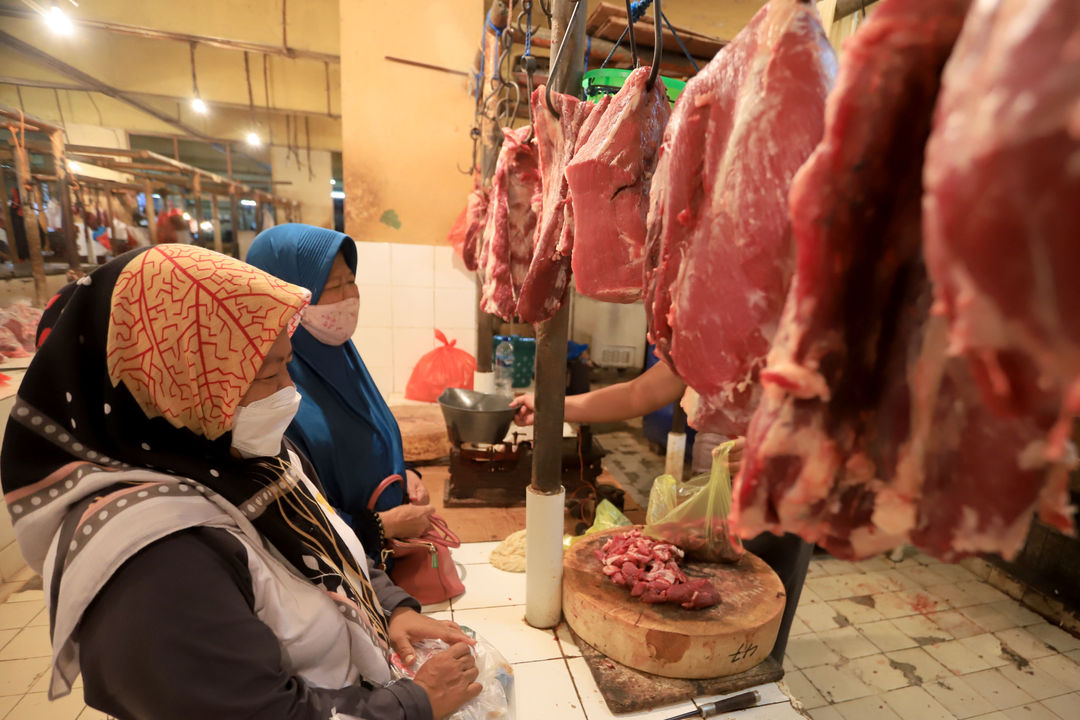 Calon pembeli melihatb daging disalah satu lapak pedagang los daging di pasar Kebayoran Lama, Jakarta Selatan, Jum'at, 25 Februari 2022. Foto: Ismail Pohan/TrenAsia