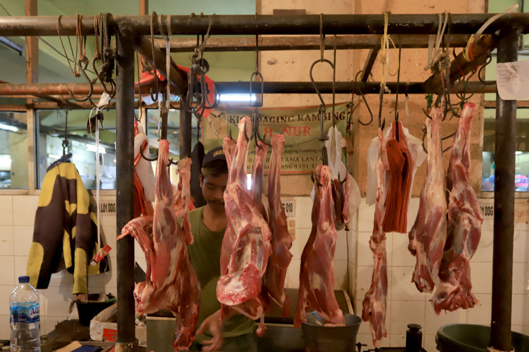 Pedagang beraktivitas di lapaknya los daging di pasar Kebayoran Lama, Jakarta Selatan, Jum'at, 25 Februari 2022. Foto: Ismail Pohan/TrenAsia