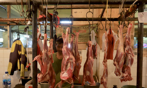 Pedagang beraktivitas di lapaknya los daging di pasar Kebayoran Lama, Jakarta Selatan, Jum'at, 25 Februari 2022. Foto: Ismail Pohan/TrenAsia