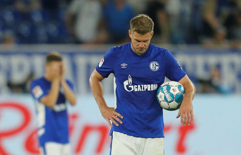 Tim sepak bola Schalke 04 menghapus nama sponsor perusahaan energi asal Rusia, Gazprom.