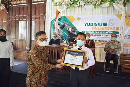 Lulusan UWM Yogyakarta Jadi Sarjana Ke-100 di Desa Srumbung