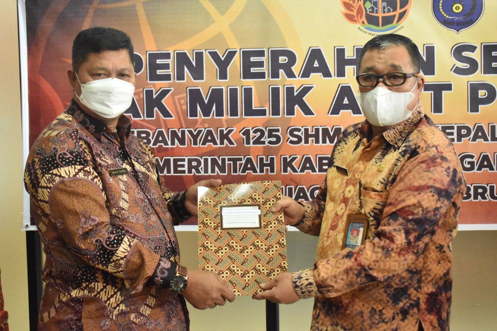 Sekretaris Daerah Kabupaten OKI, H. Husin  menerima sertifikat dari Kepala Kantor Pertanahan Kabupaten OKI, Mohammad Zamili di Kantor Bupati OKI, Jum’at, (25/2/2022).