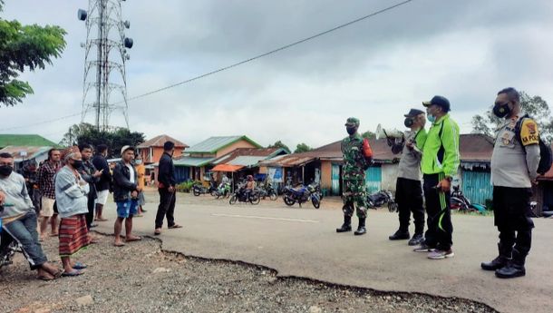 Forkompincam Kuwus Gelar Aksi Bagi-bagi Masker kepada Masyarakat