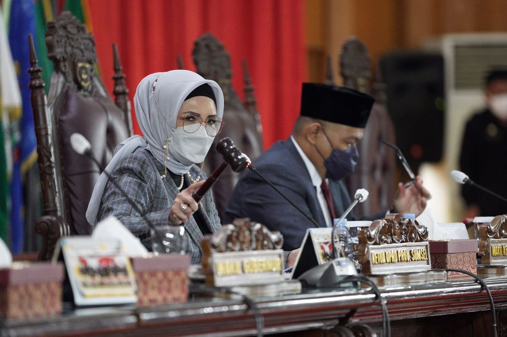 Rapat Paripurna XLVI (46) yang dipimpin oleh Ketua DPRD Provinsi Sumsel Hj. R.A. Anita Noeringhati, SH, MH yang didampingi oleh Wakil Ketua DPRD Provinsi Sumsel H.M. Giri Ramanda N Kiemas, SE, MM, dihadiri oleh Wakil Gubernur Sumsel, Ir. H. Mawardi Yahya, Para Perwakilan OPD dan tamu undangan lain baik secara langsung maupun virtual, di Palembang, Senin (14/2).