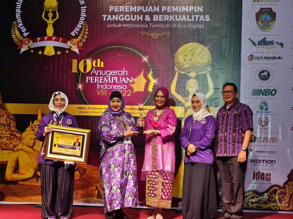 Ketua DPRD Sumatera Selatan, Hj RA Anita Noeringhati,SH, MH meraih penghargaan Anugerah Perempuan Indonesia (API) VIII tahun 2022. Penghargaan bergengsi yang diberikan kepada para Perempuan Pemimpin di Indonesia oleh Kementerian Pemberdayaan Perempuan dan Perlindungan Anak (PPPA) tersebut, dipusatkan di Hotel Sheraton Mustika Yogyakarta, Sabtu (22/1).