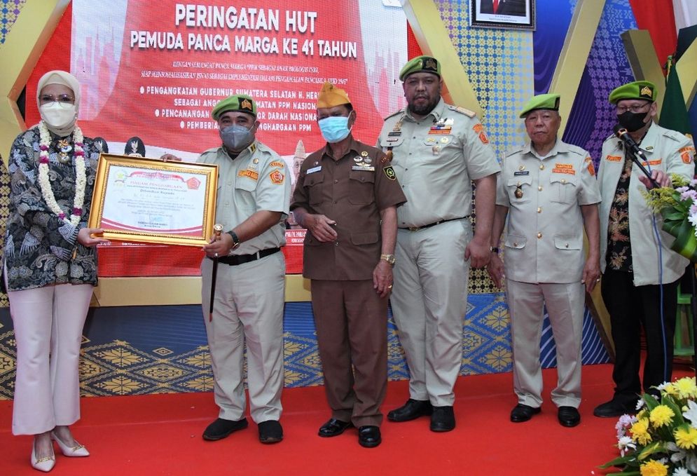 Ketua Provinsi Sumatera Selatan, Hj. RA Anita Noeringhati, SH, MH, menerima penghargaan atas Dedikasi dan Peran Serta selaku Putra-Putri Veteran dan Pejuang Republik Indonesia di Tengah Masyarakat, Bangsa dan Negara dalam Meningkatkan Harkat dan Martabat Keluarga Besar Veteran dan Pejuang Republik Indonesia yang secara langsung diberikan oleh Ketua Umum Pimpinan Pusat Pemuda Panca Marga Berto Izaak Doko, pada Perayaan HUT Pemuda Panca Marga ke-41 Tahun 2022 yang berlangsung di Markas Daerah Gedung Legiun Veteran RI Provinsi Sumatera Selatan.