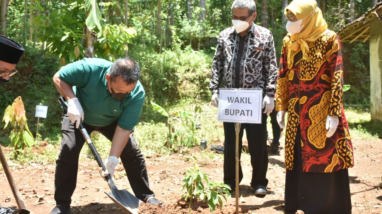 Wakil Bupati Bantul Joko B. Purnomo menanam pohon di Padukuhan Ngenep, Terong, Dlingo, Bantul, Sabtu (27/2/2022).