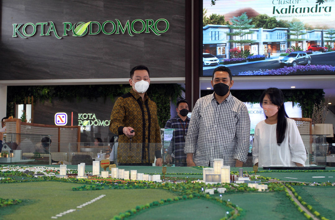 General Manager Marketing Kota Podomoro Tenjo Yoga Gunawan (kiri) bersama konsumen saat peluncuran Klaster Kaliandra Kota Podomoro Tenjo, Bogor, Jawa Barat, Sabtu 26 Februari 2022. Foto : Panji Asmoro/TrenAsia