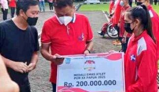 Gubernur Sulut Olly Dondokambey dan Wagub Steven Kandouw memberikan bantuuan kepada para atlit dan pelati PON dan Peparnas XVI. (Foto:Istimewa)